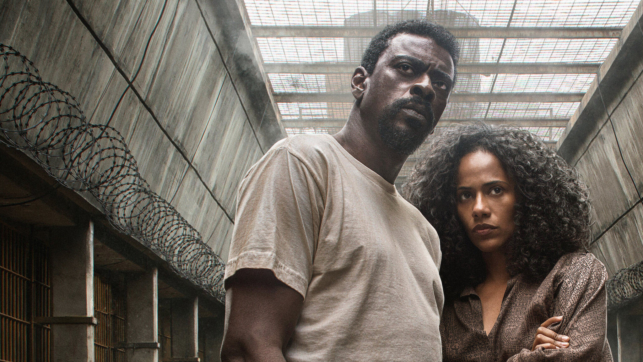 Seu Jorge como Edson e Naruna Costa como Cristina na série brasileira Irmandade