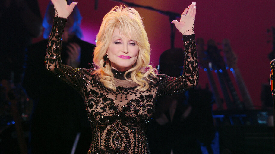 BREAKING: Chaos in London as Dolly Parton Suddenly Collapses On Stage